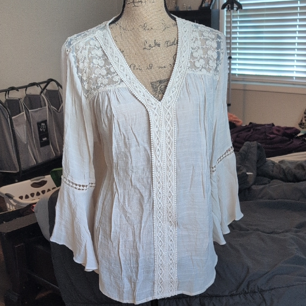 Beautiful Flowy Ivory Top With Lace Detail